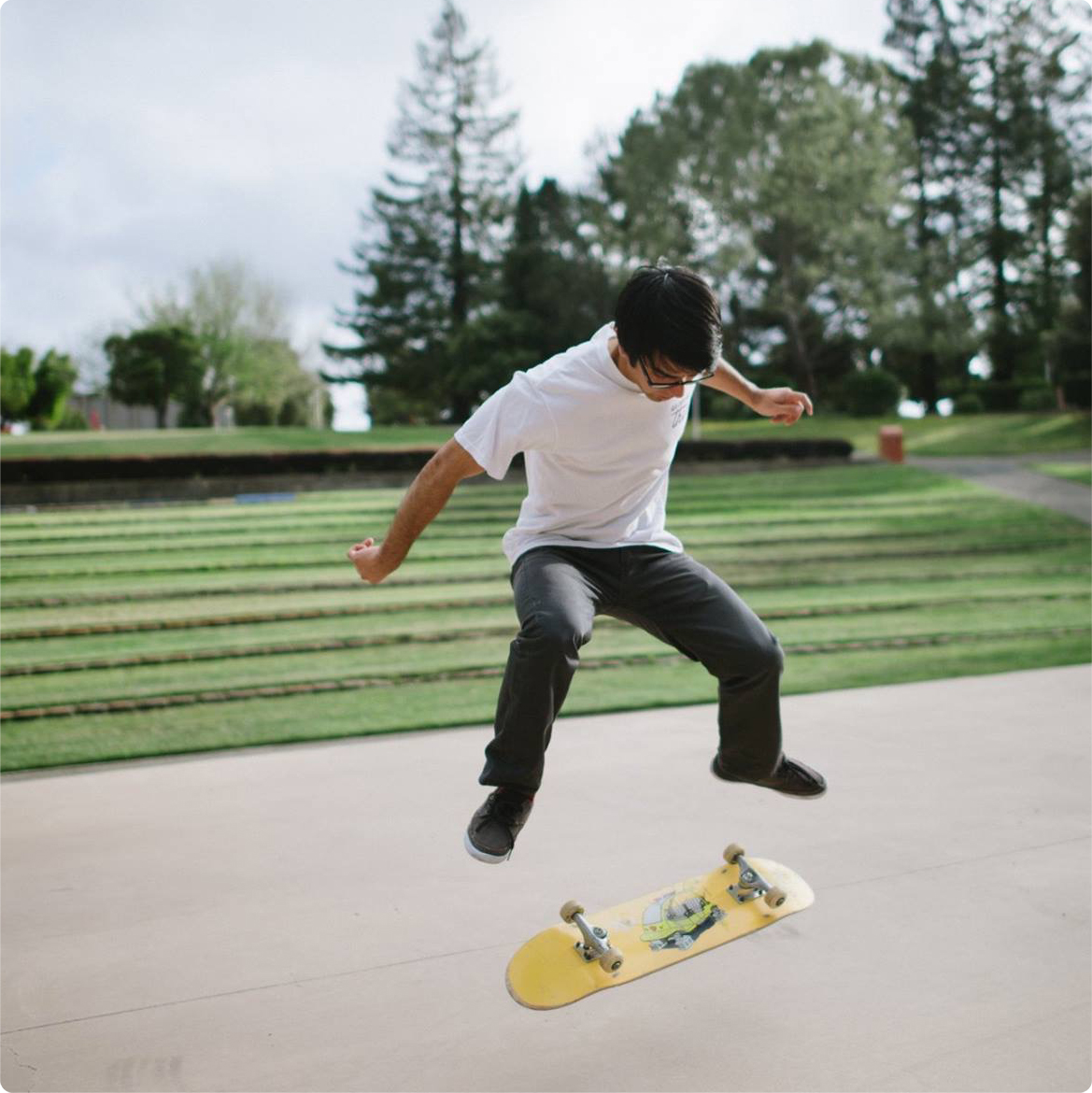 Rey skateboarding